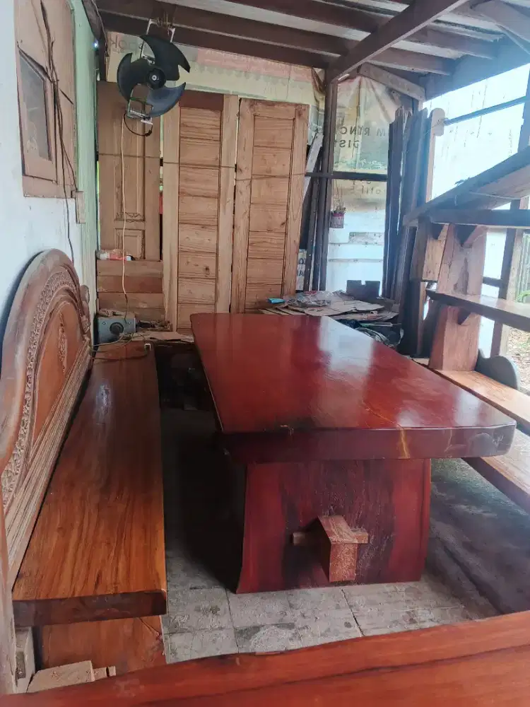 Meja makan antik teras
