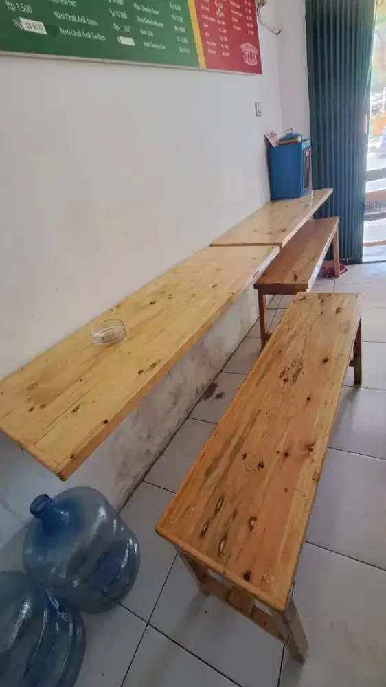 Di jual 1 set meja siku dan bangkunya