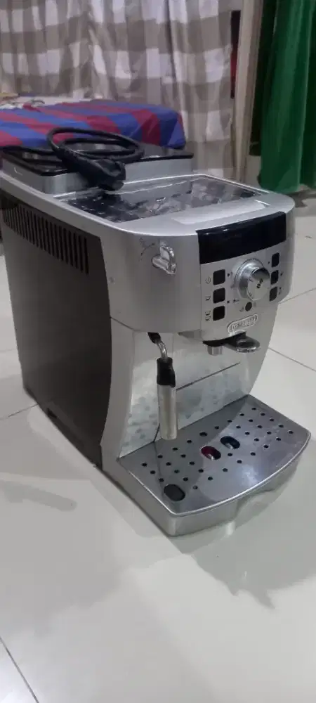 Mesin Kopi Merk ECAM 22.110.SB
Delonghi Mechine Coffee