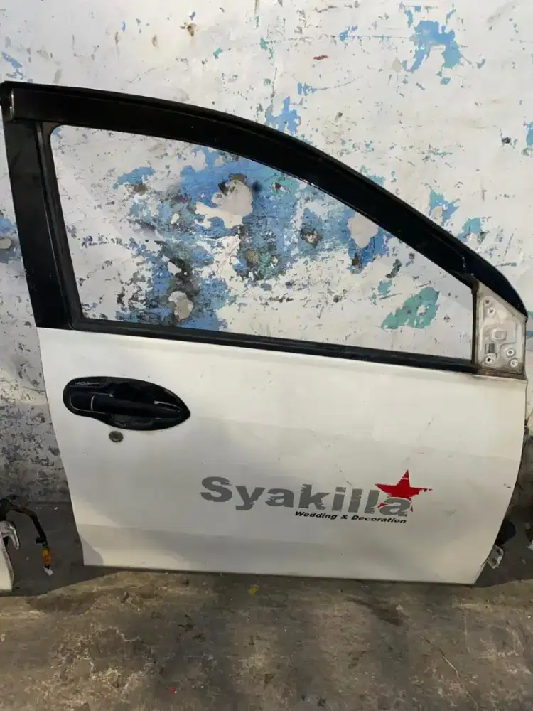 Pintu depan kanan calya sigra ada kaca