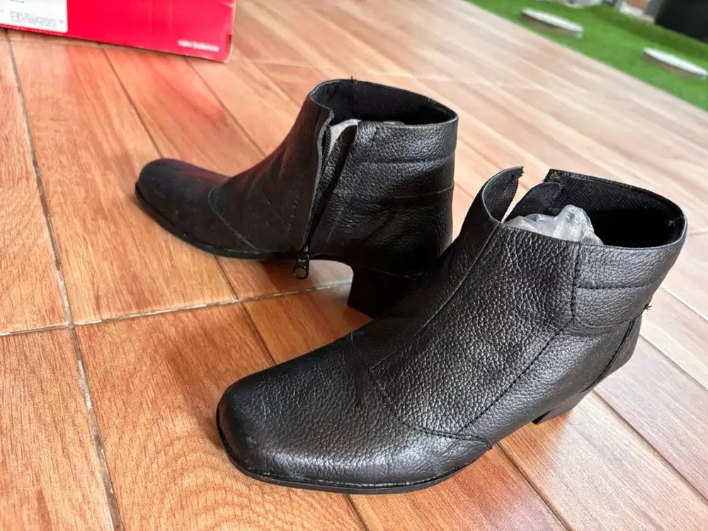 Sepatu kulit asli