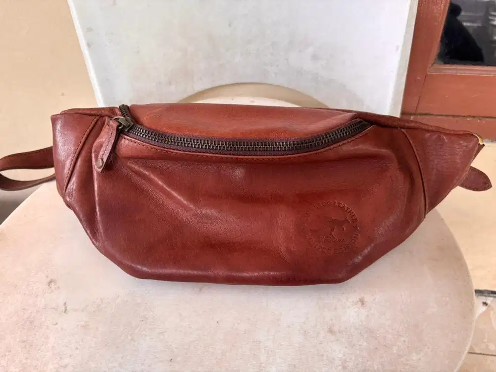 Tas pinggang kulit kanggoro