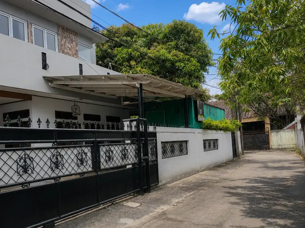Rumah Besar Siap Huni di Kebon Jeruk – Hoek Strategis + Kost Aktif 6 Pintu