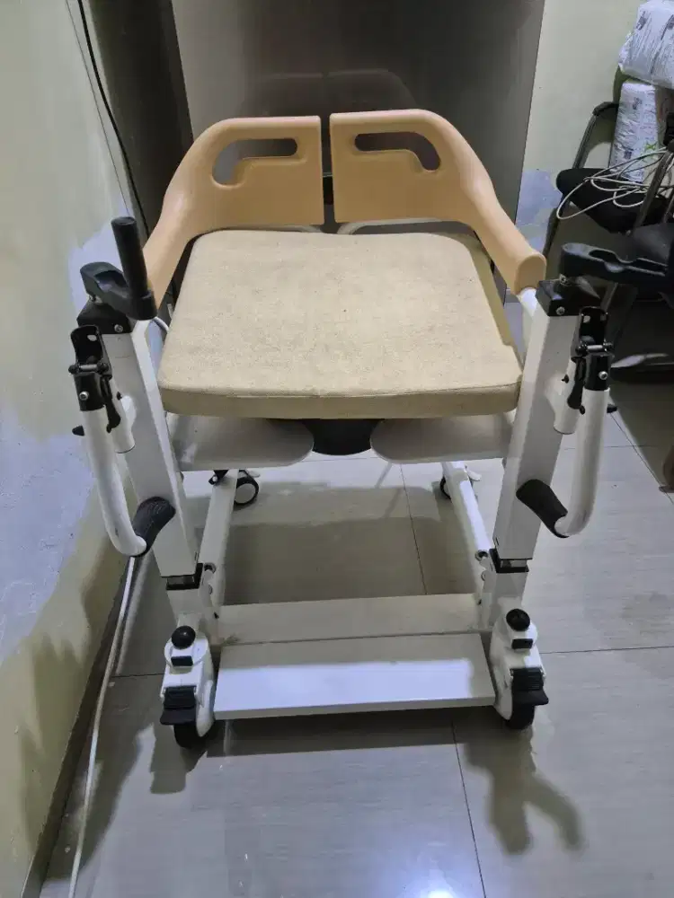 Kursi roda buat lansia