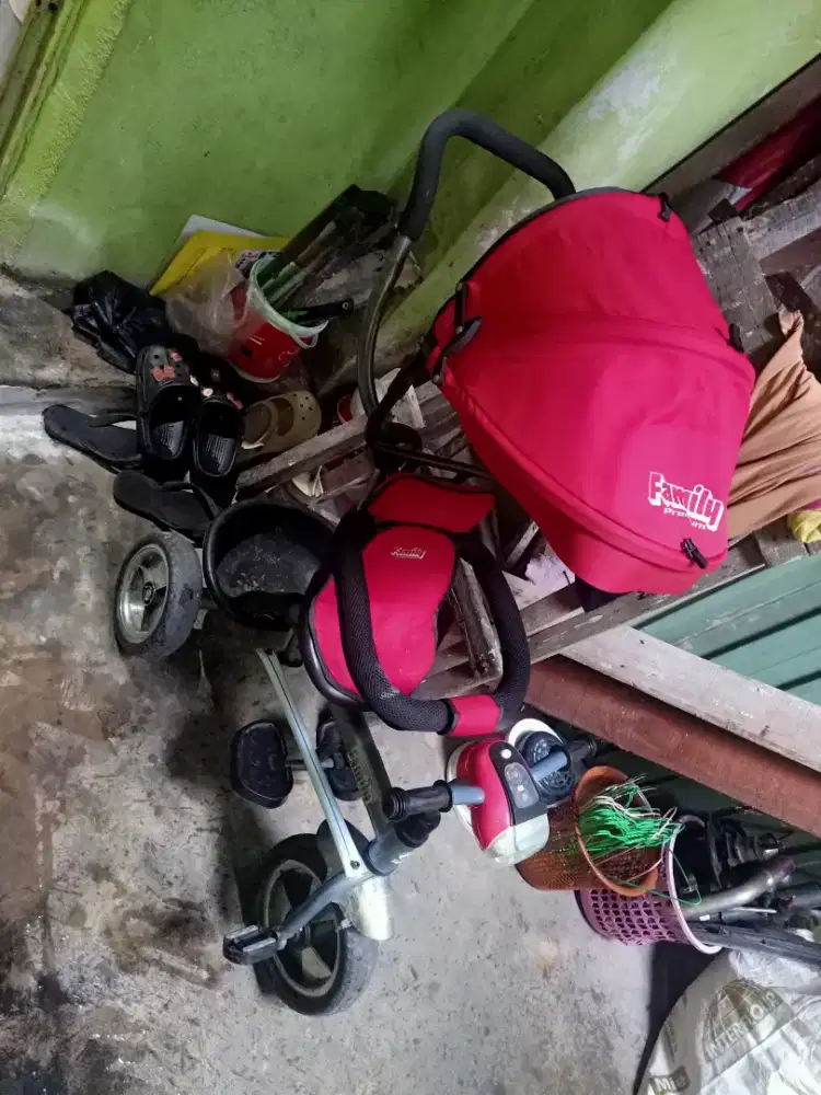 Di jual aja dari pada keletak  di dapur stroler bayi,anak murah aja