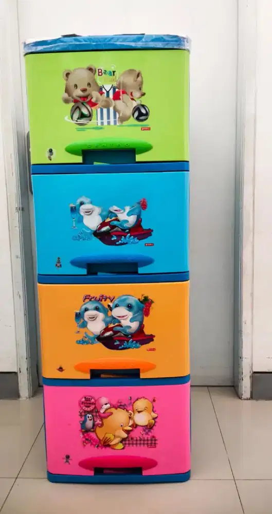Lemari atau kontainer Lion Star