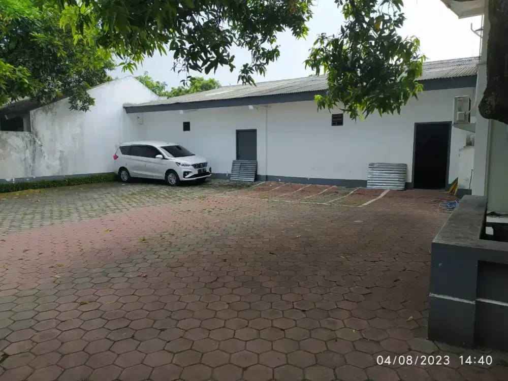 AUD.A021 Rumah Usaha MURAH di Tengah Kota Kediri Area Parkir Luas