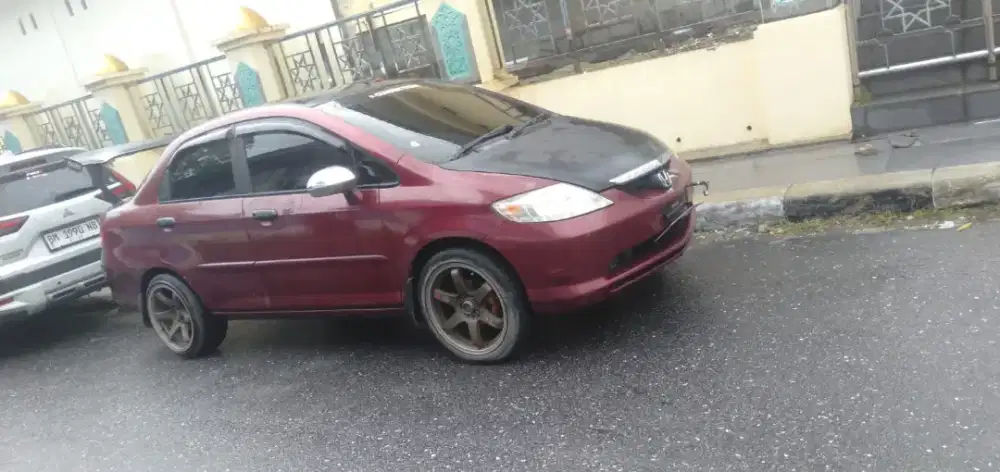 Di jual mobil Honda original dan asli  ban baru ,mesin halus loh