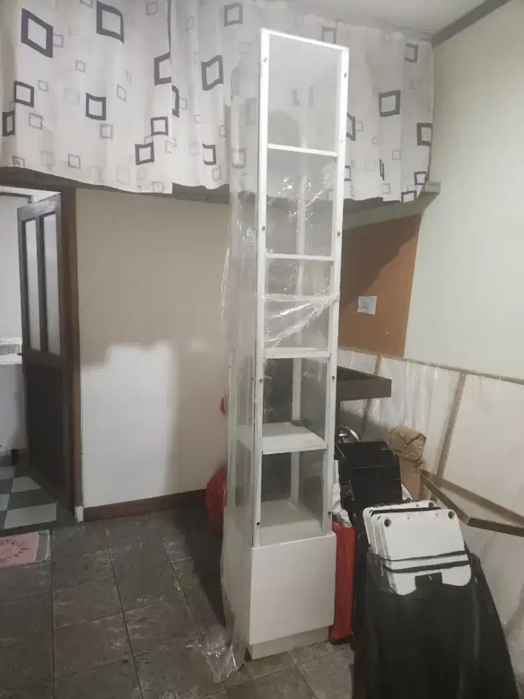 Lemari kaca pajangan