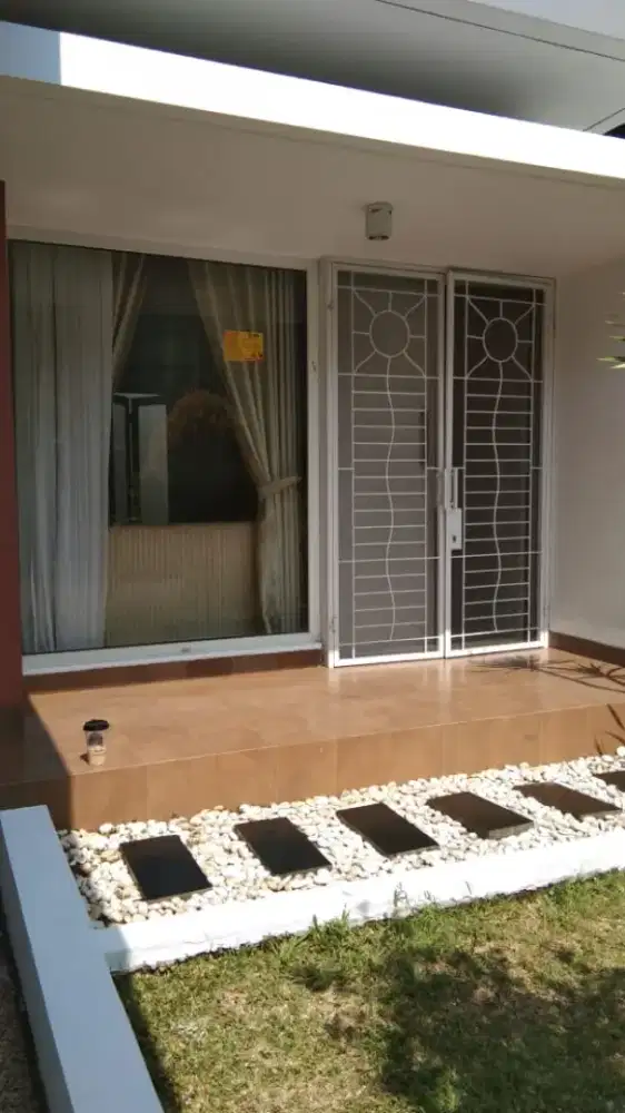Di sewakan rumah semi furnished. Raffles Hills Cibubur.