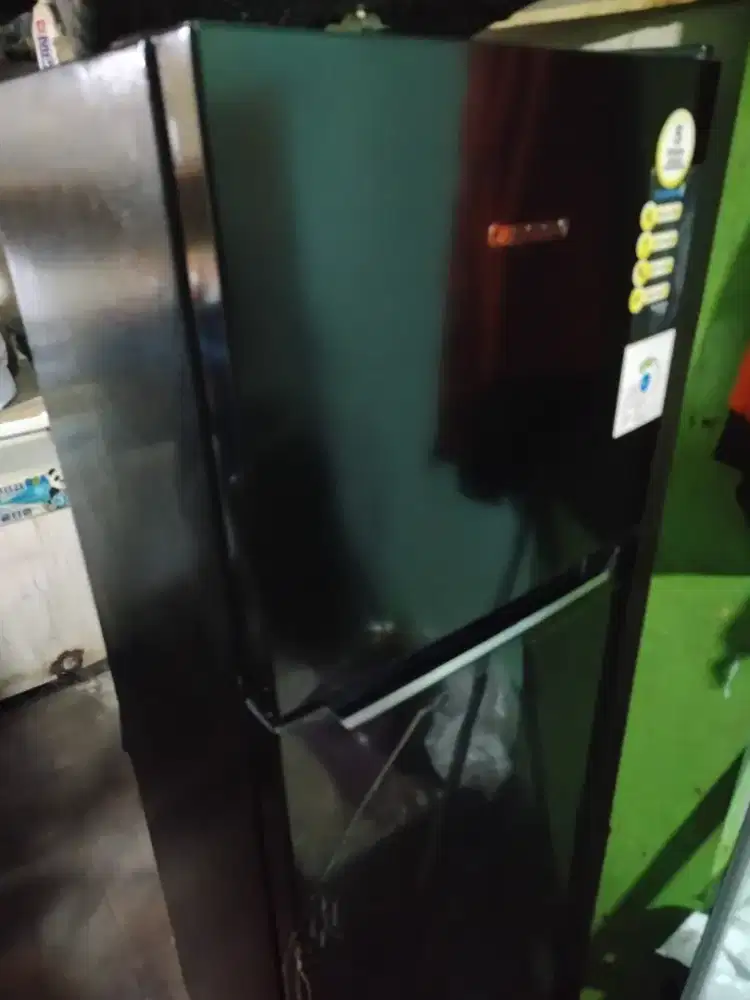 Kulkas 2 pintu merk changhong,baru msh gress,buku garansi ada 1 jt