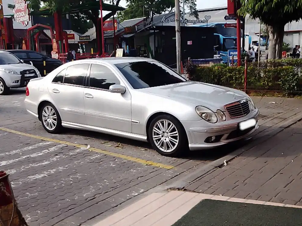 Mercedes-Benz W211 E240 Elegance 2005 - Collector's Condition