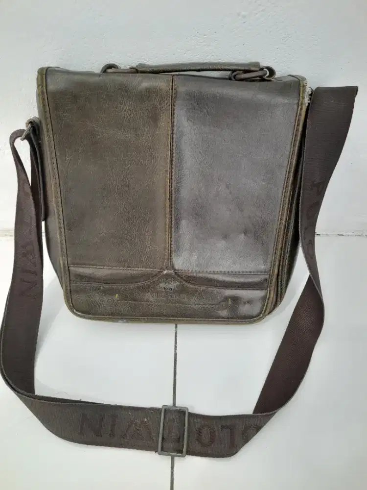 Tas kulit pakaian