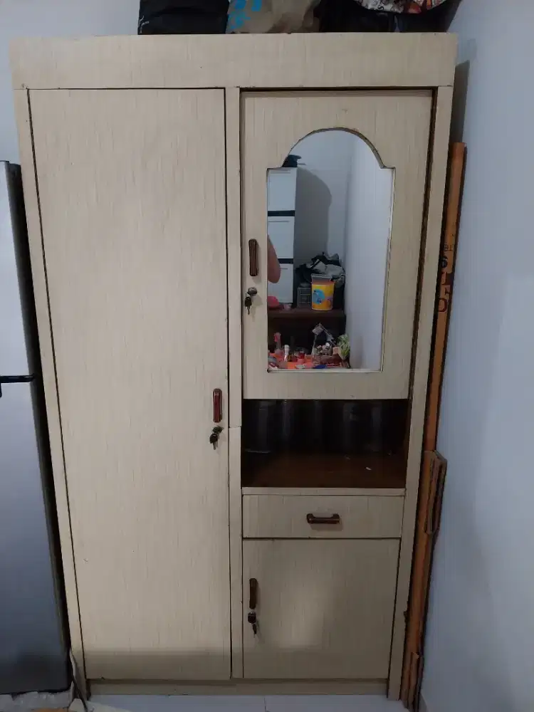 Lemari kayu untuk baju (bekas)