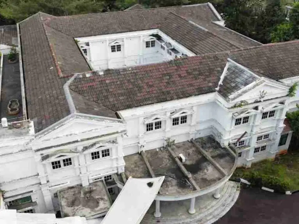 Dijual Rumah Castle Ex Sekolah Prancis sangat Luas