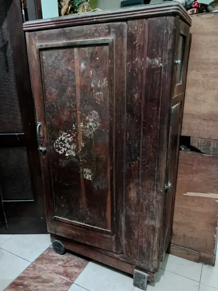 Lemari jati warna coklat
