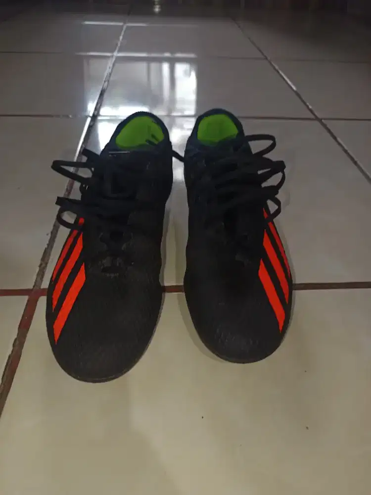Sepatu bola addidas X