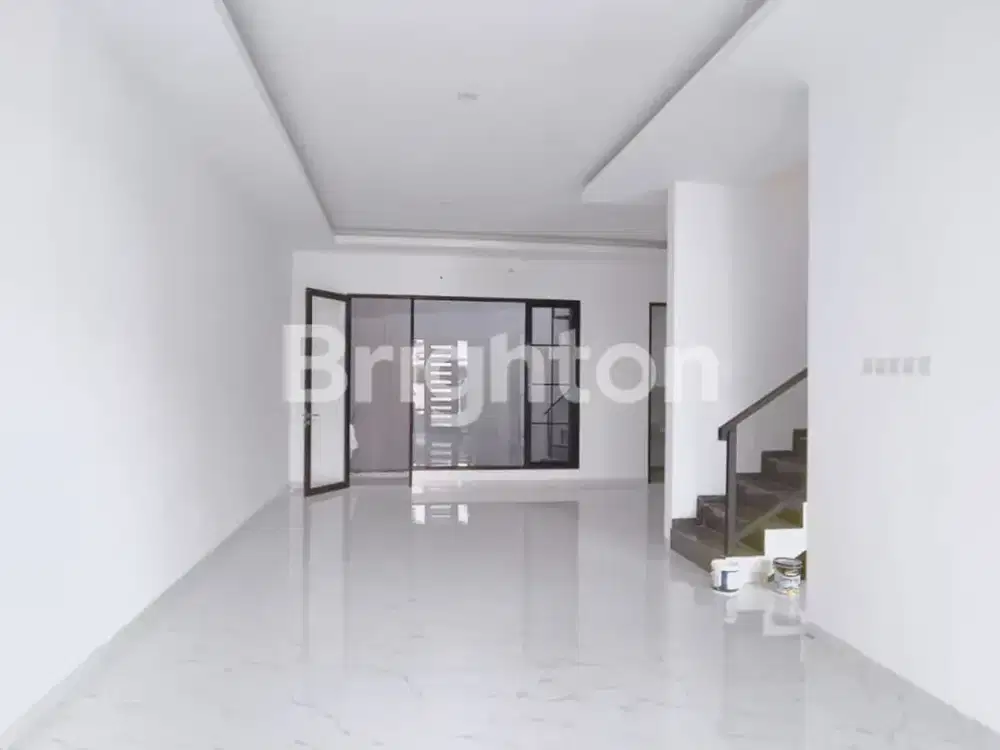 Rumah Klampis Semolo, Row Jalan 3 Mobil