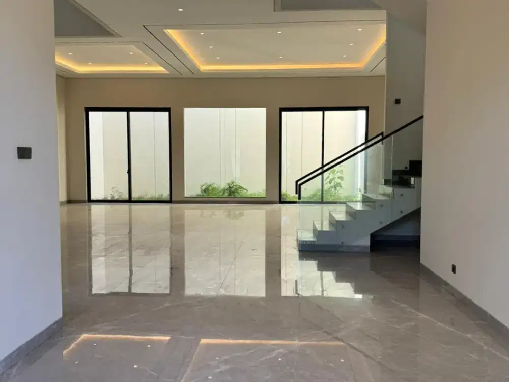Bangunan Split Level Rumah Baru Gress di Pakuwon Indah Surabaya Barat