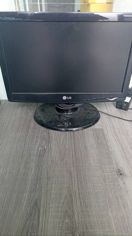 Monitor bekas LG w1643s