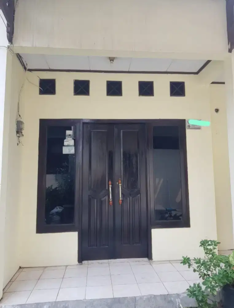 Disewakan rumah strategis, bertingkat