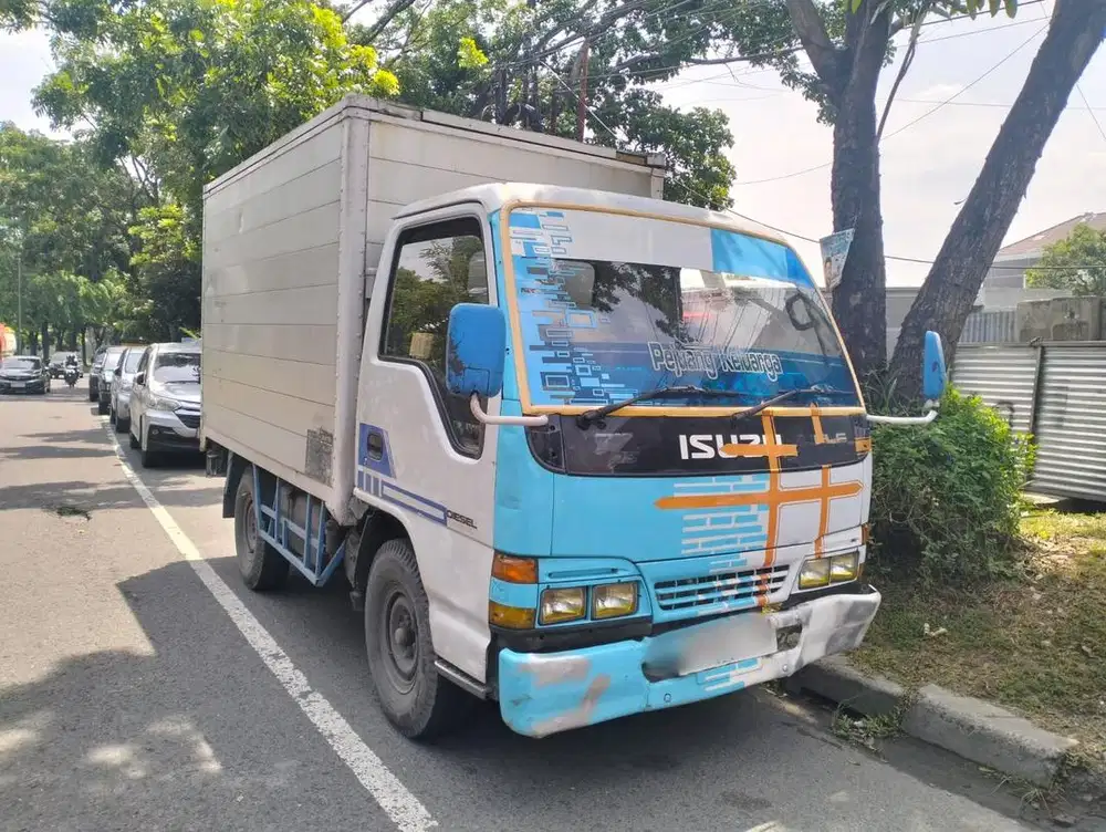 Isuzu elf box 2003 engkel 4 ban