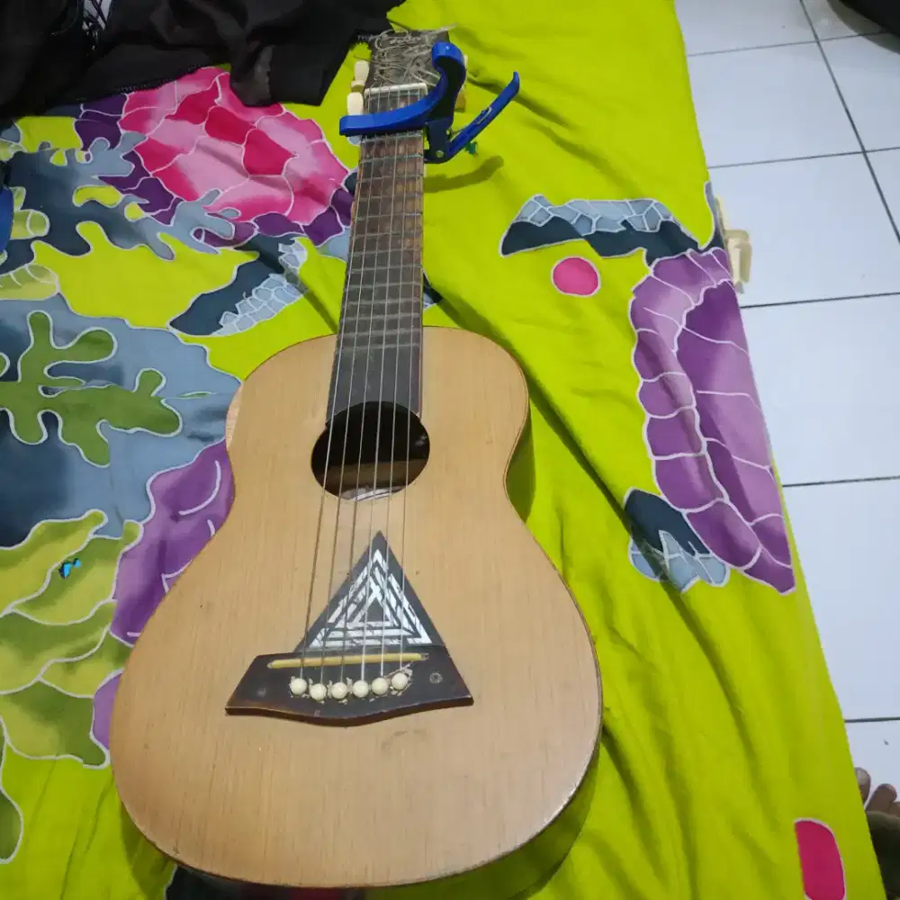 Gitar Ariston ukuran sedeng