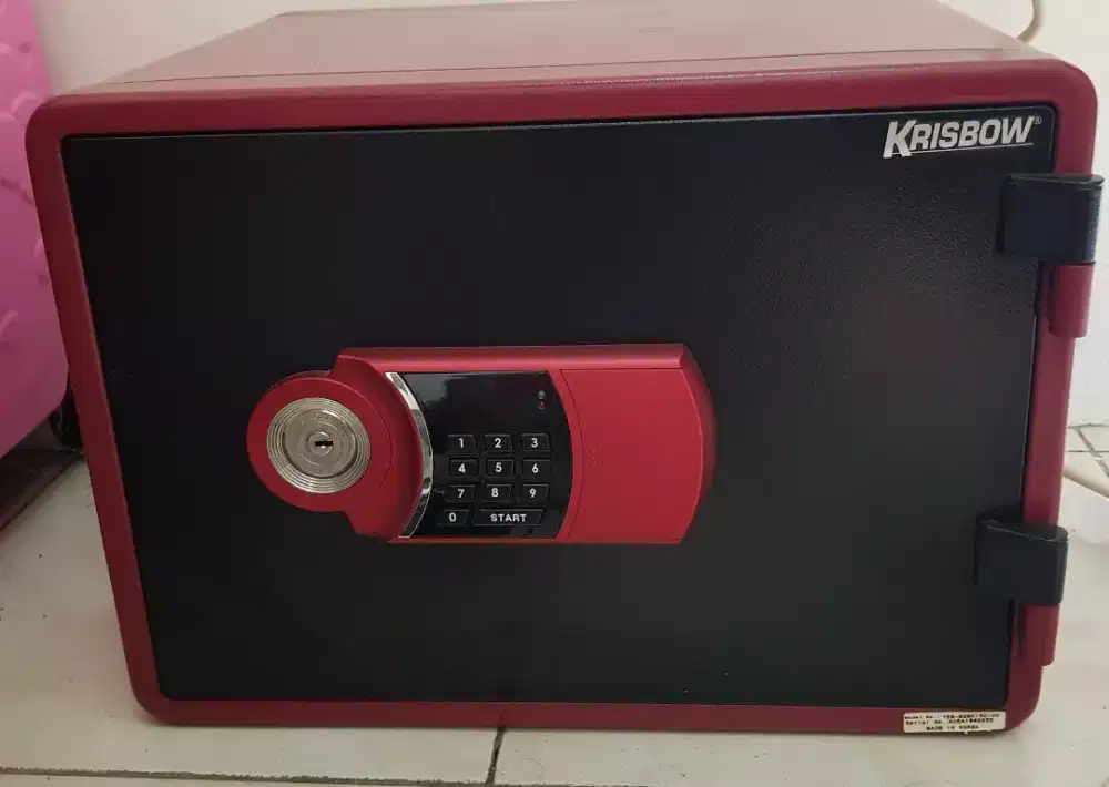Brankas tempat uang krisbow
