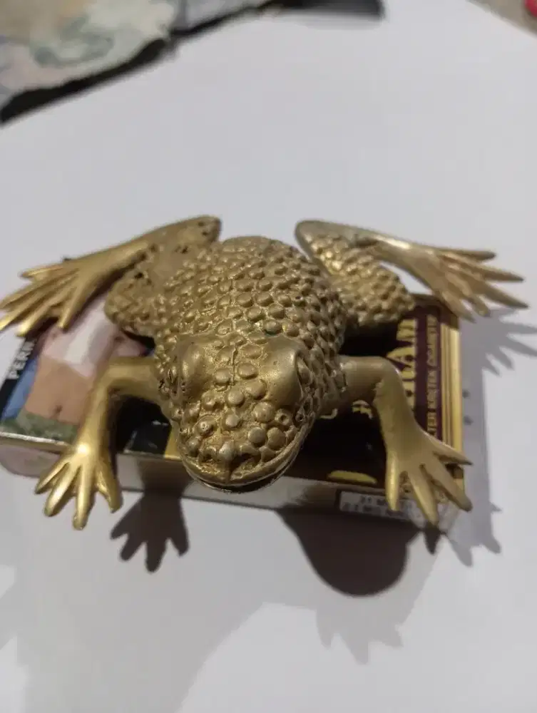 Patung kuningan kodok