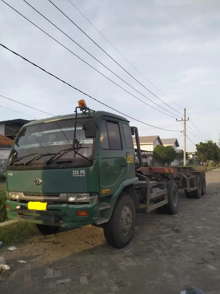 DIJUAL TRUCK TRAILER NISSAN EURO 2004