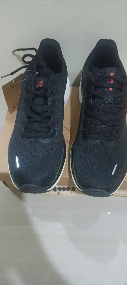Sepatu casual or sport merk diadora