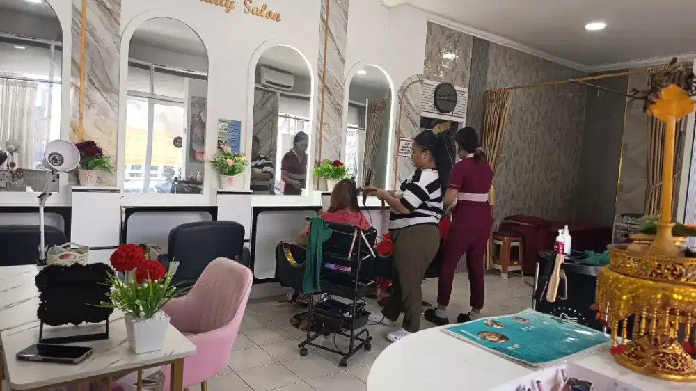 Cari pegawai salon