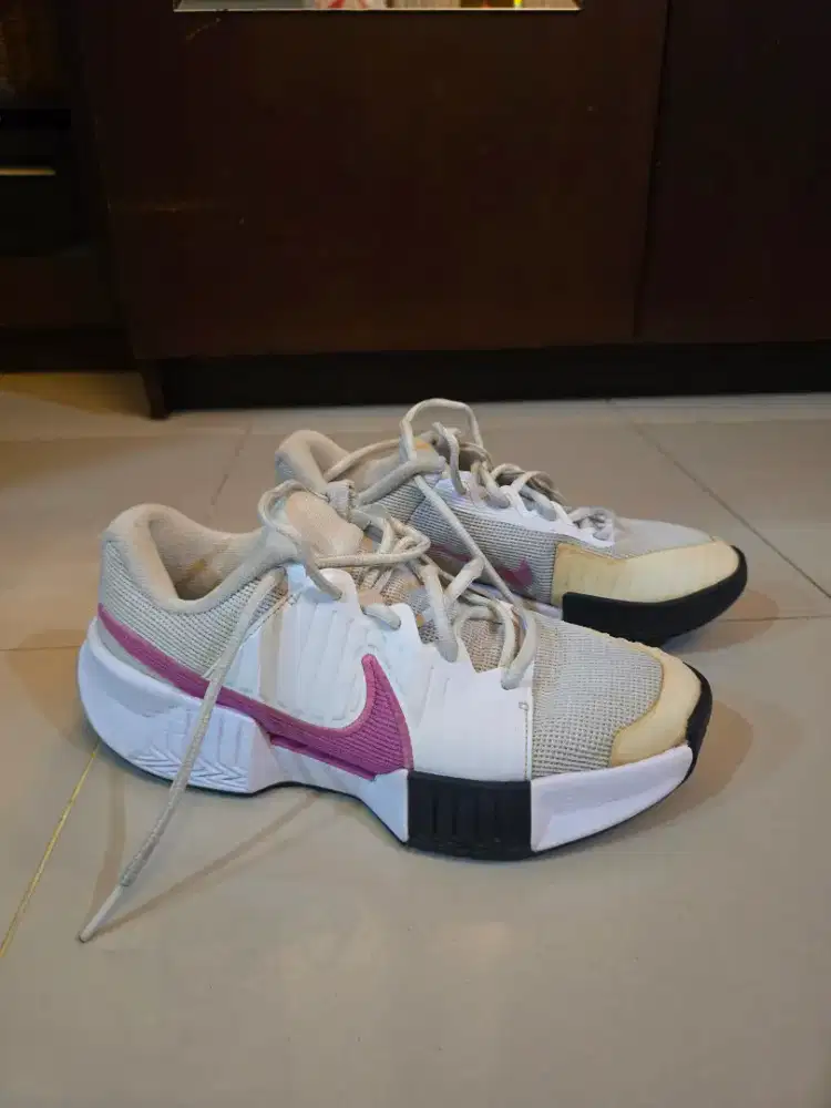 Sepatu tenis nike
