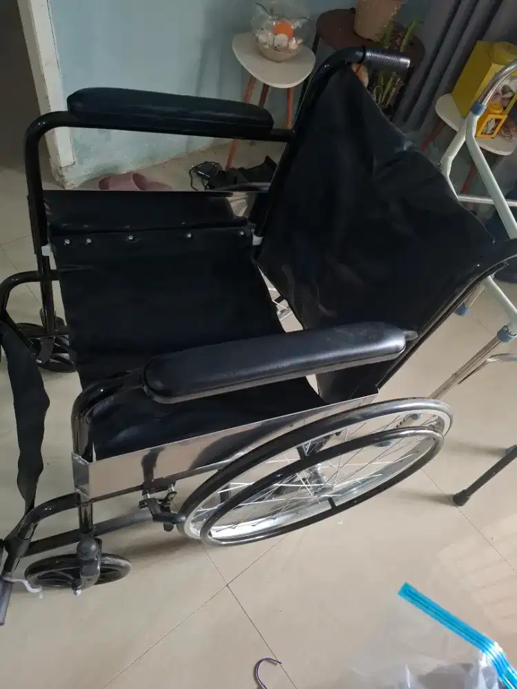 Kursi roda dan alat bantu jalan