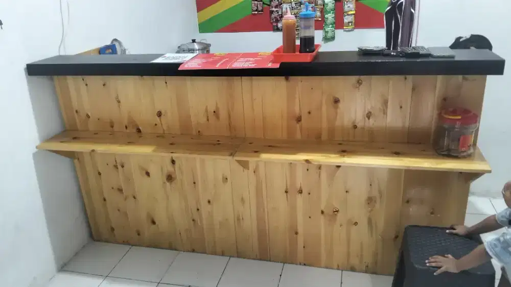 Dijual meja kasir panjang ,meja 4 (besar 3 ,kecil 1),bangku plastik 18