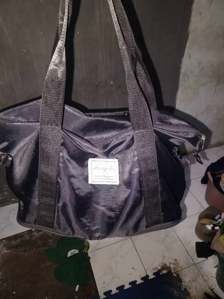 Tas duffel untuk travel dan gym