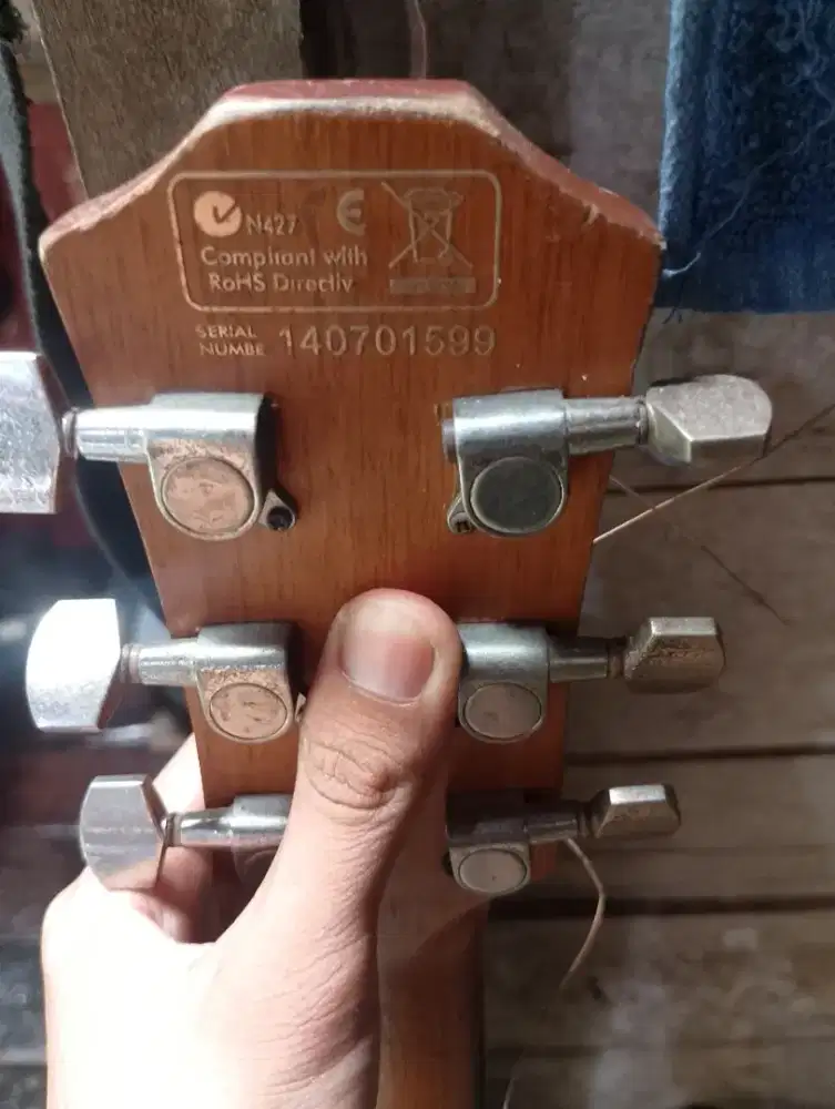 Gitar  Akustik Merk Legend