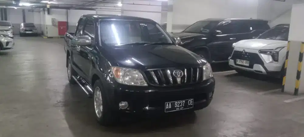 HILUX PU DOBLE CABIN HITAM