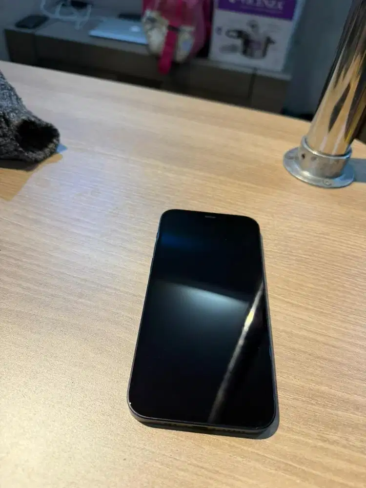 Iphone 12 black 128Gb (bea cukia sdh bayar) dari apple store kanada .