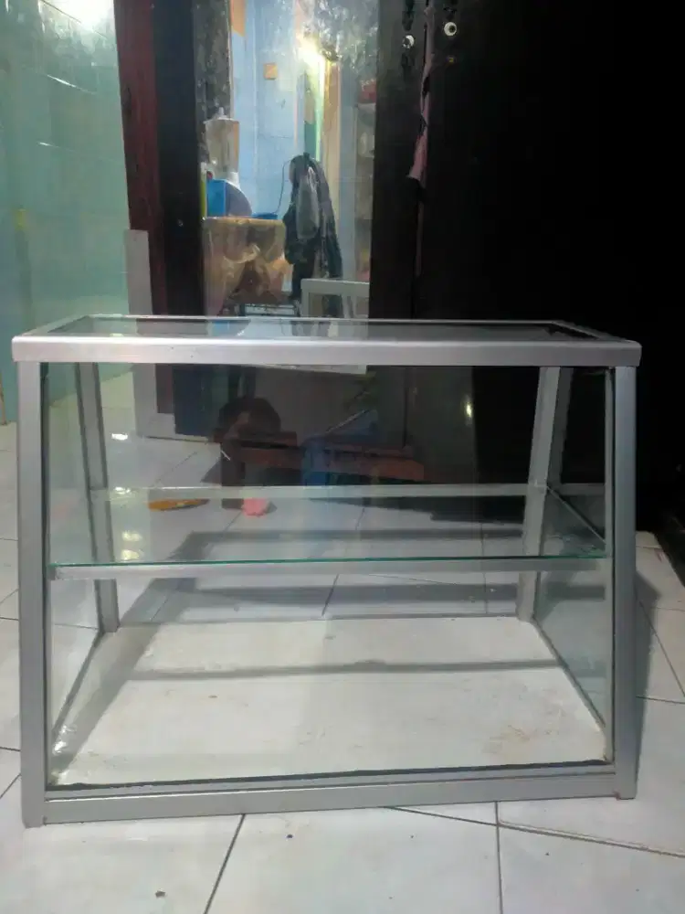 Dijual Etalase tinggi 1/2 X 1/2 meter