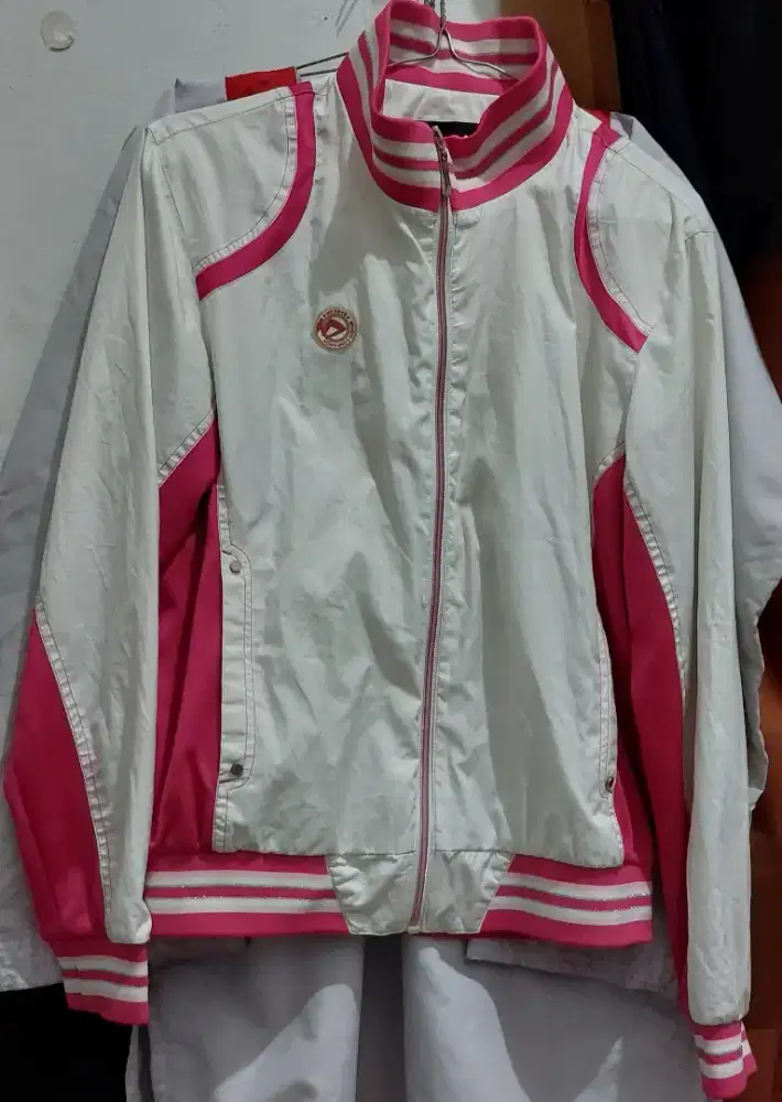 Thrift Jaket Wanita Sporty Pink ringan.