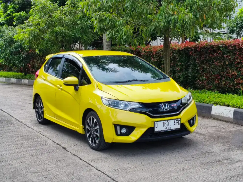 Dp 8jt - Honda Jazz RS Matic 2017 warna kuning
