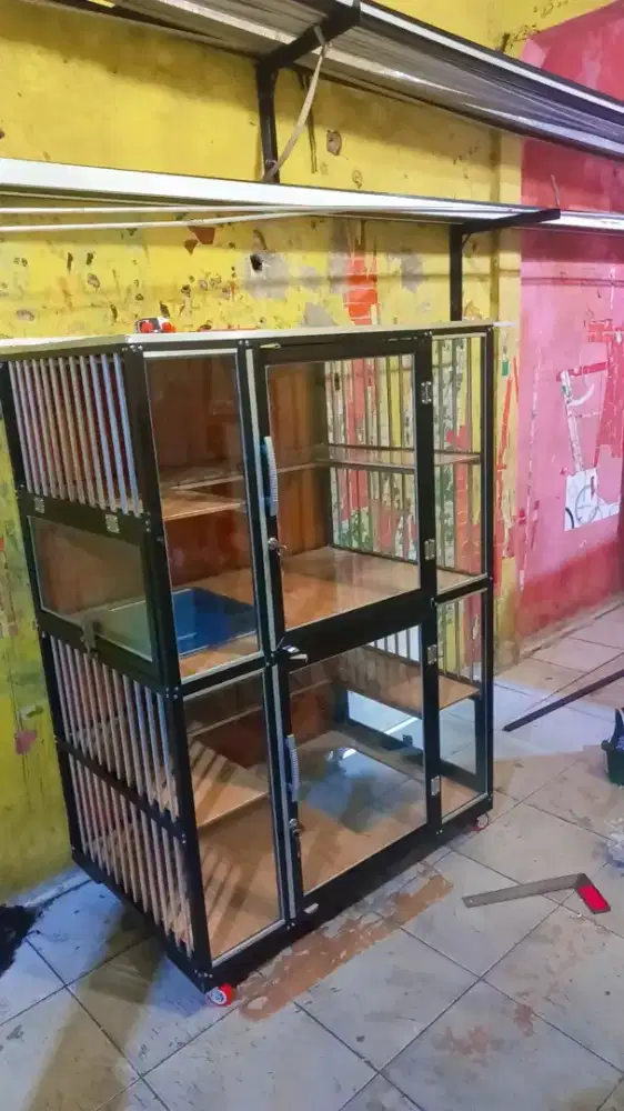 Kandang Kucing 2 Pintu Tangkringan Leter U Full Kaca Alumunium