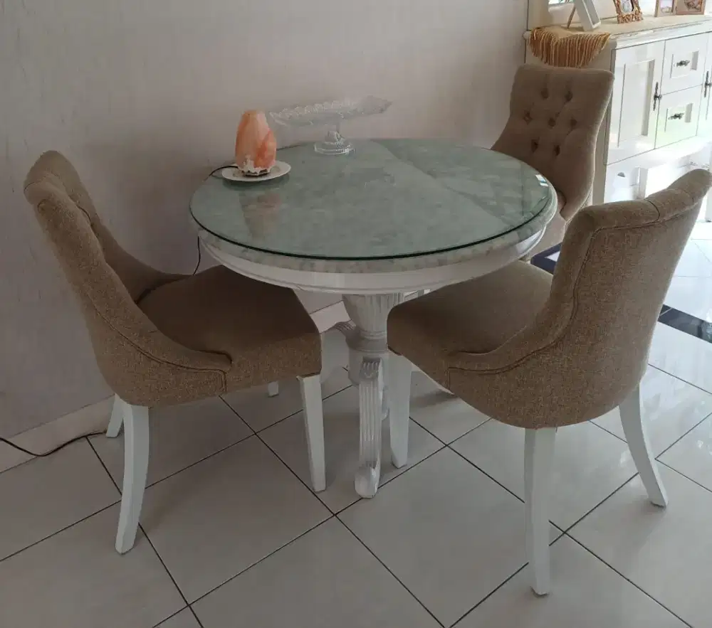 Meja makan bundar