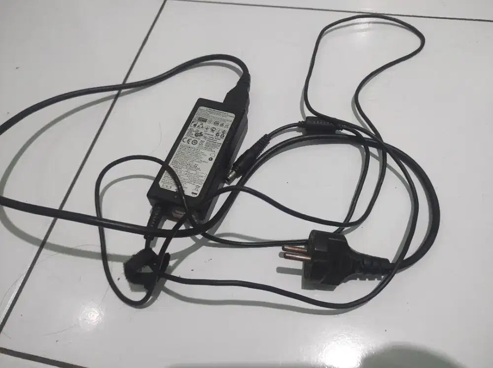 Charger leptop Leptop Samsung NP355V4X ORI bawaan