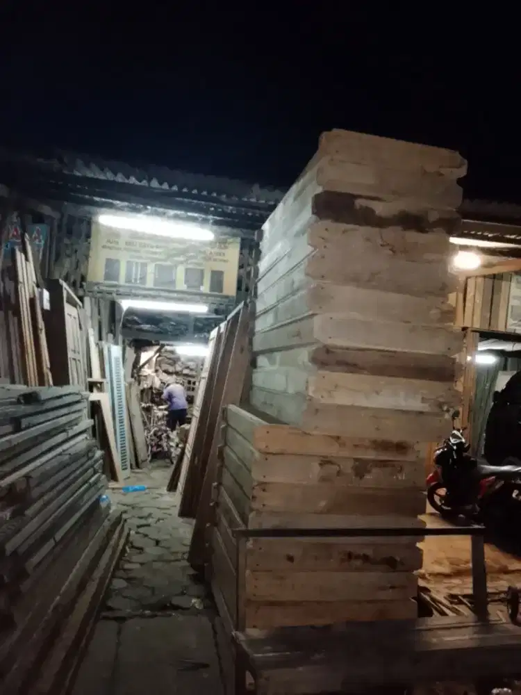 Kusen pintu nya ready dari kayu bekas Meranti oven berkualitas
