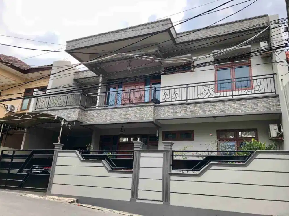 rumah 2 lantai siap huni,bebas banjir,semi furnished di jaticempaka,pondok gede,kota Bekasi