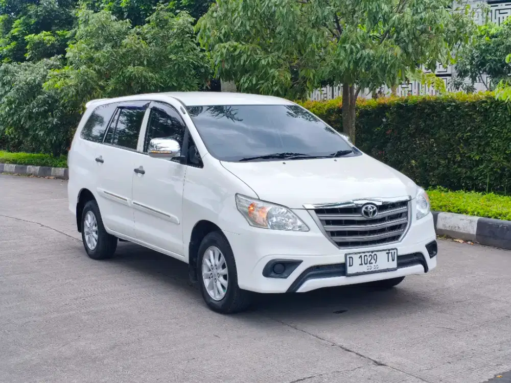 Dp 9jt - Toyota Innova E Manual 2015 warna putih