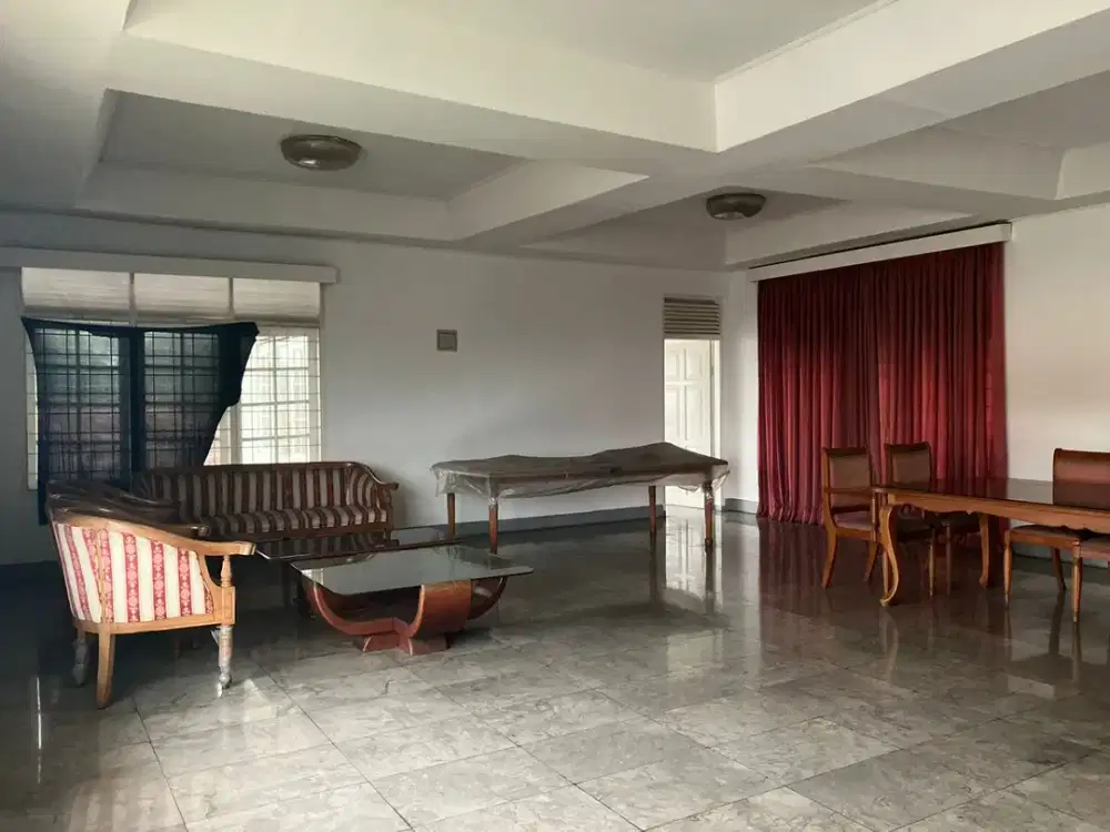 Rumah Klasi Taman Luas di Cipaganti Permai