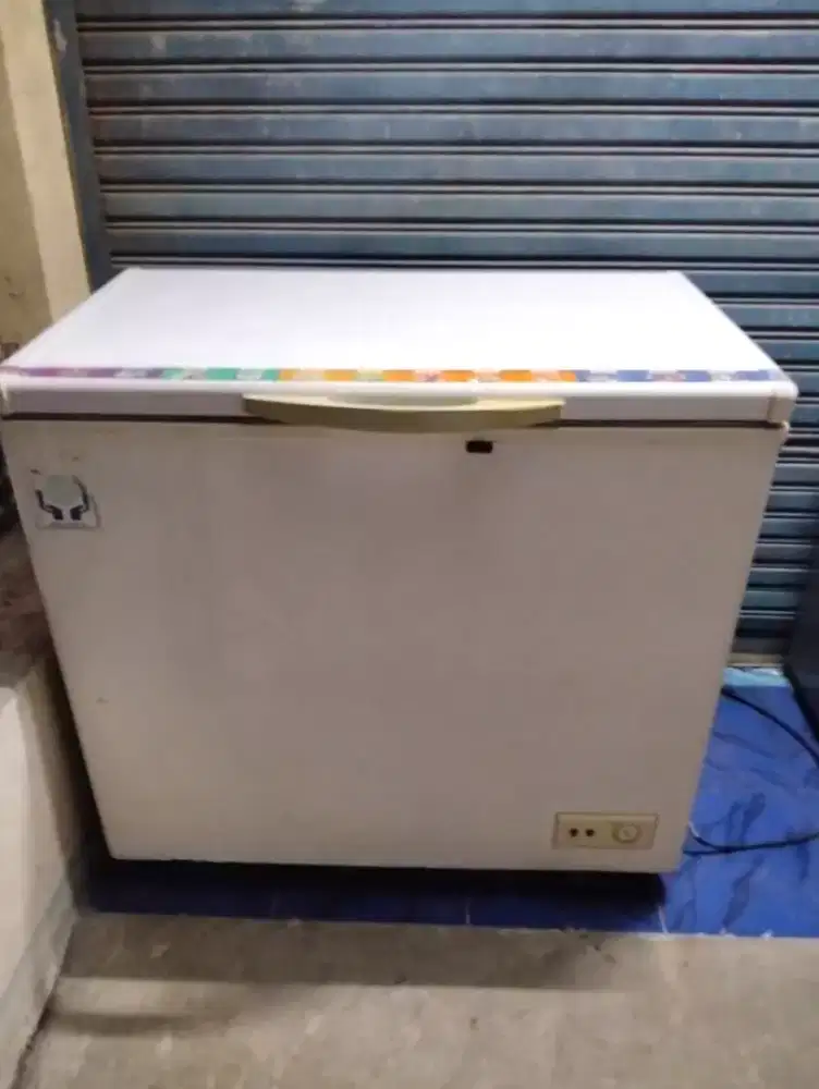 Jual freezer merk polytron kap 200 liter.siap pakai
